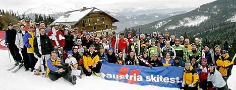 Nicola ist die 4. von links mit dem "Zebra-Ski" im Arm. Ich bin der 3. von rechts (stehend) mit dem Carving-ski.de - Edelwiser im Arm