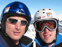 Kosti + Marcus mit Helm
