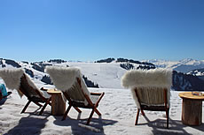 Nach getaner Arbeit gab es noch genug Zeit, um vor einem grandiosen Panorama zu Relaxen, Foto © carving-ski.de