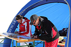 Rücknahme und Ausgabe der Testbögen für einen reibungslosen Ablauf, Foto © carving-ski.de
